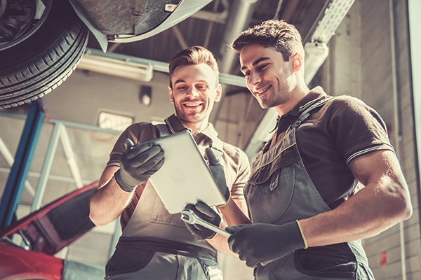 2 mechanics looking at a clipboard